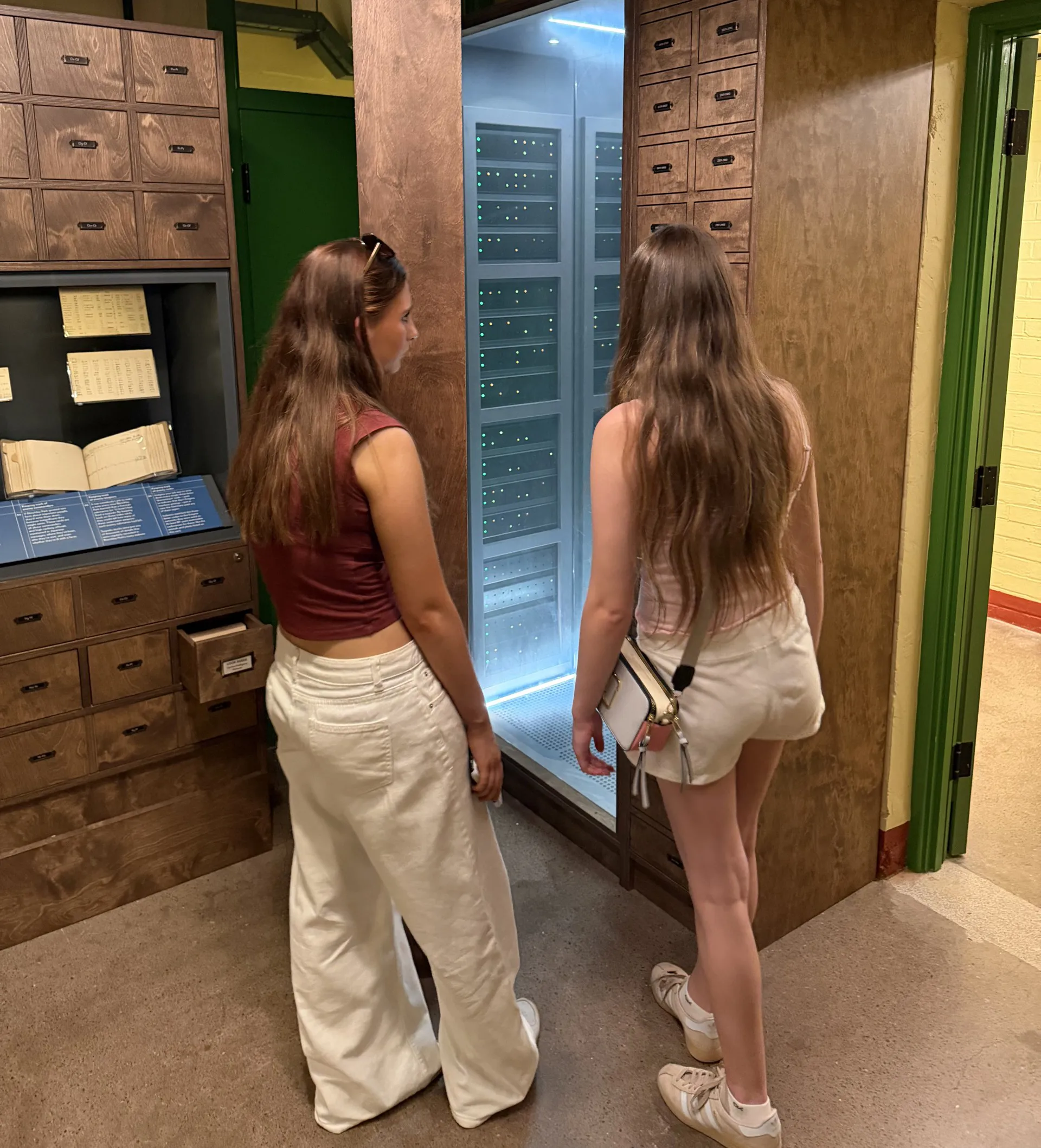 2 Girls Image